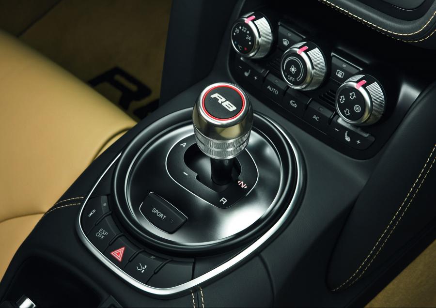 Детали интерьера Audi R8 Spyder 5.2 FSI Quattro 2010 года  (WW) (фото 23 из 79)